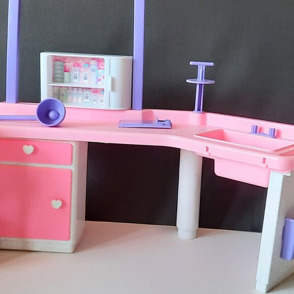 Vintage 1996 Barbie Love 'N Care Vet Centre Playset (INCOMPLETE) - Picture 2 of 3